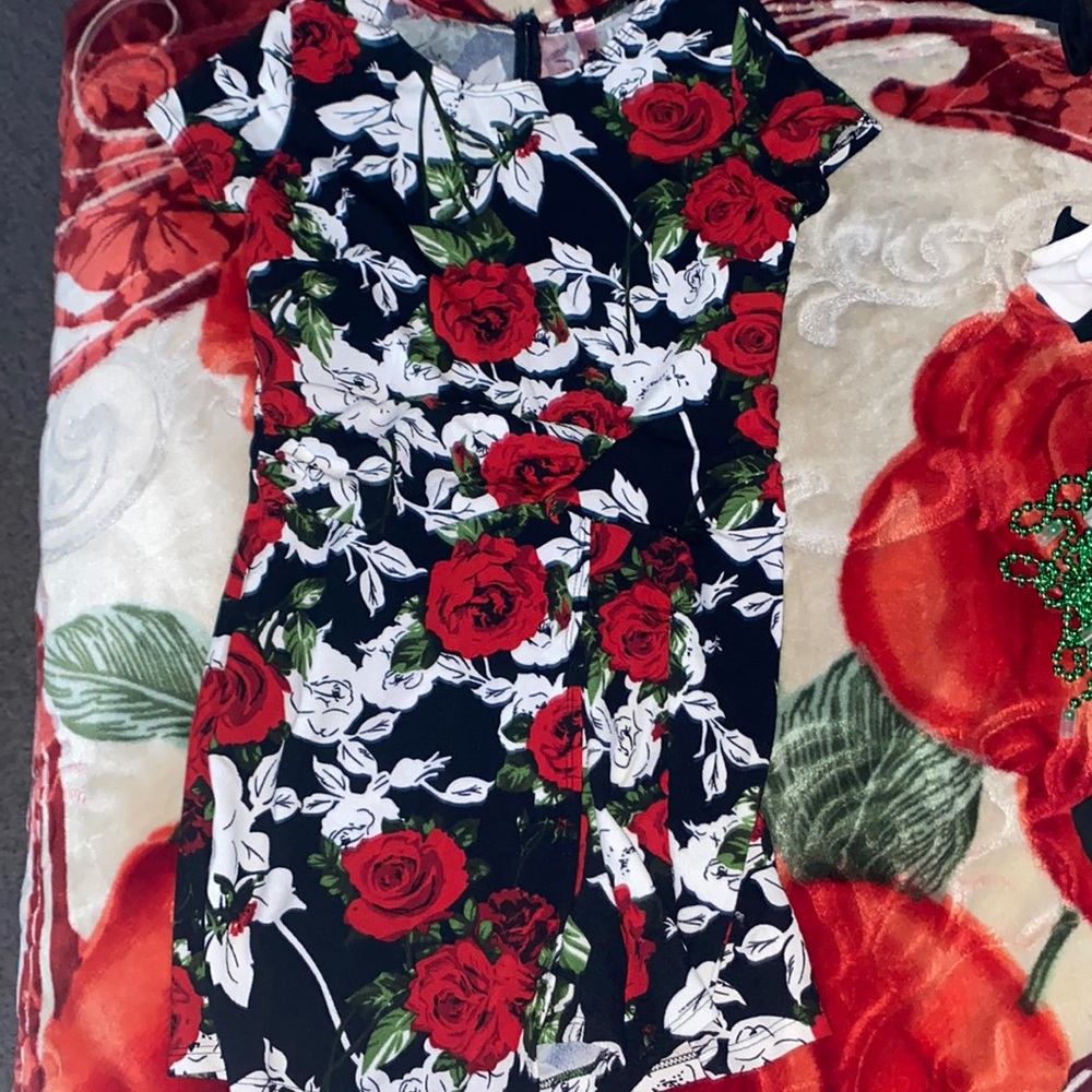 Floral Design Romper! Size Medium!